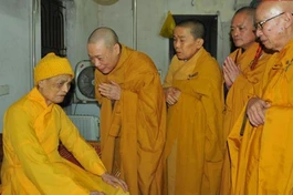 Hòa thượng Thích Bảo Nghiêm và chư tôn đức Ban Trị sự GHPGVN TP.Hà Nội trong một lần trình bạch lên Đức Đệ tam Pháp chủ GHPGVN